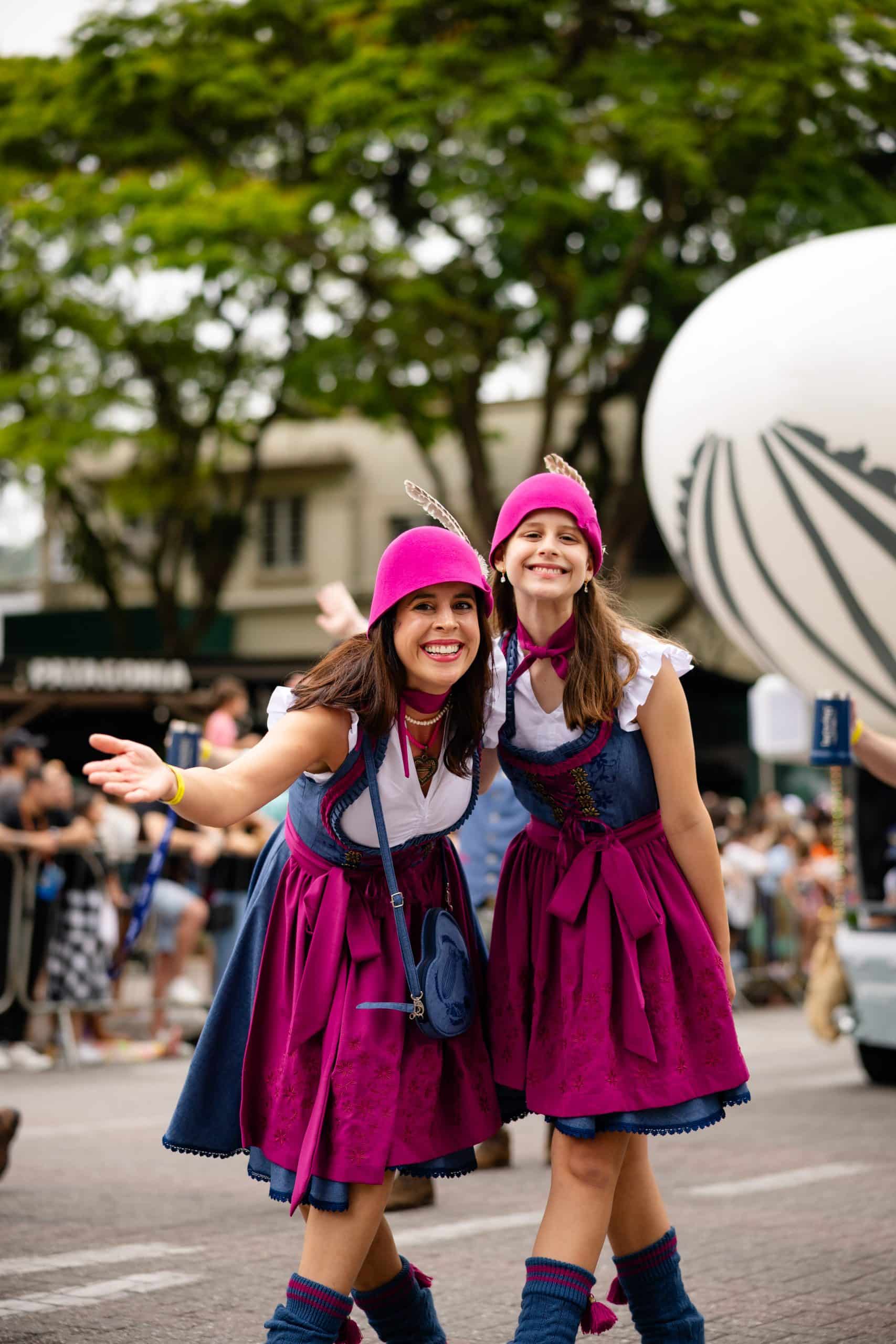 Amigas com trajes típicos na Oktoberfest