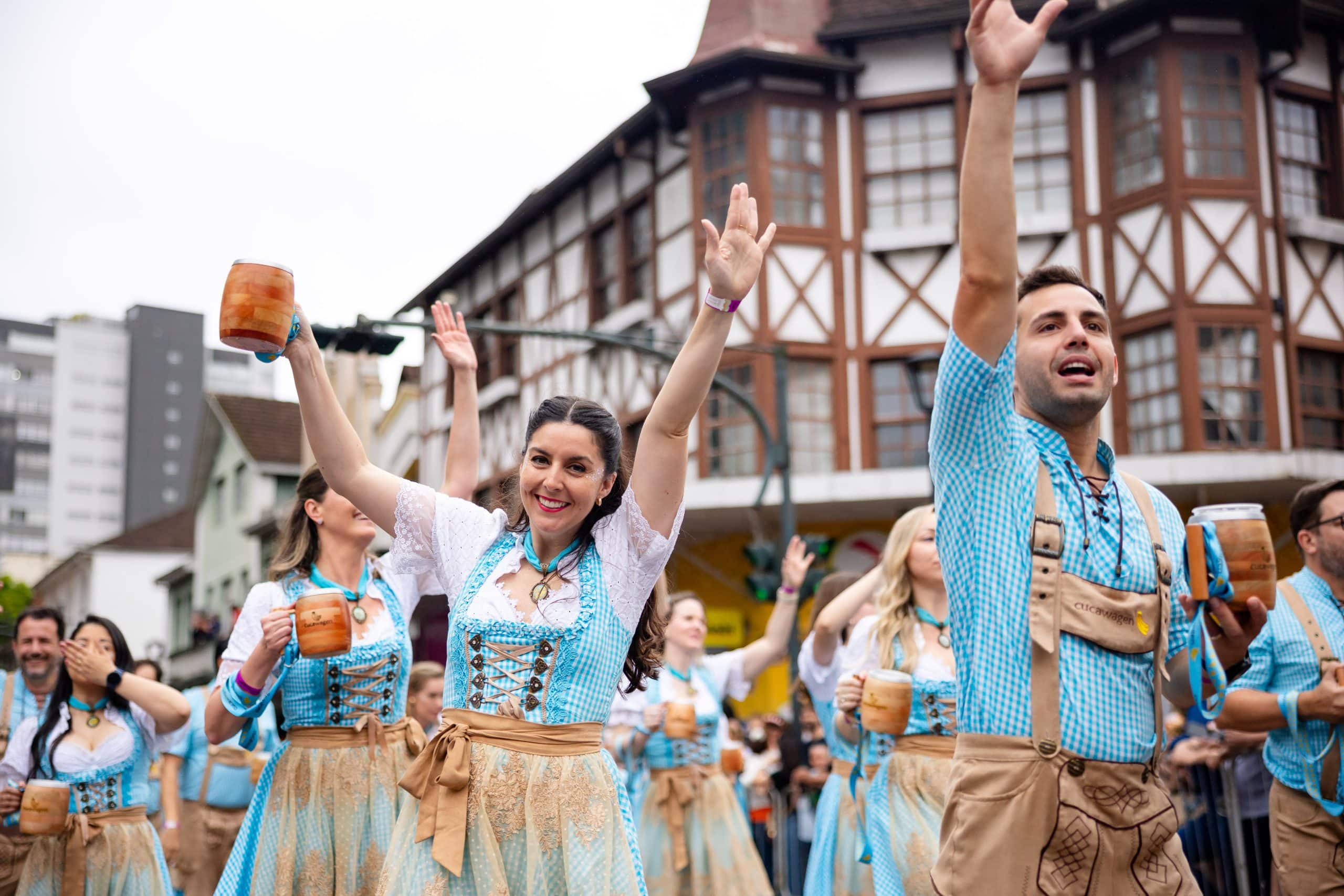 Visitantes brindando na Oktoberfest